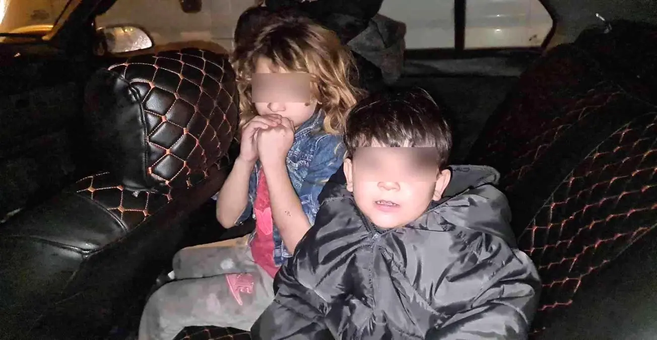 Evde mahsur kalan iki kardeşi yanmaktan komşuları kurtardı