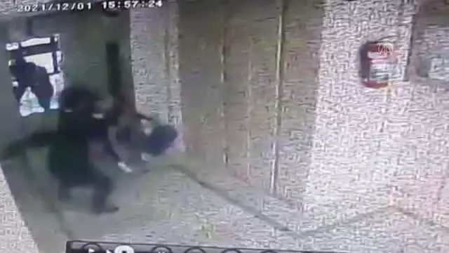 İki komşu kadın arasındaki kavga güvenlik kamerasında