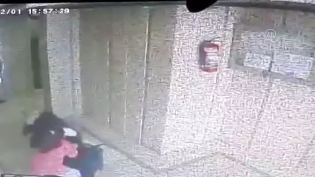 İki komşu kadın arasındaki kavga güvenlik kamerasında