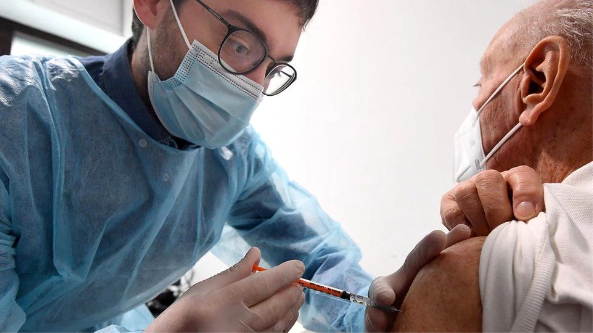 İtalya'da aşı karşıtı bir sağlık personeli sahte kolla aşı yaptırmaya kalkıştı