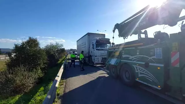 Kartal'da kamyon, yolcu dolu İETT otobüsüne çarptı: 6 yaralı
