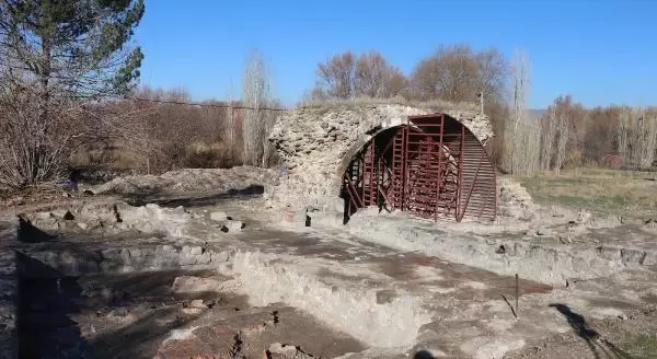 KEYKUBADİYE SARAYI'NIN BU YILKİ KAZILARINDA AVLU VE ÇOKGEN HAVUZ BULUNDU