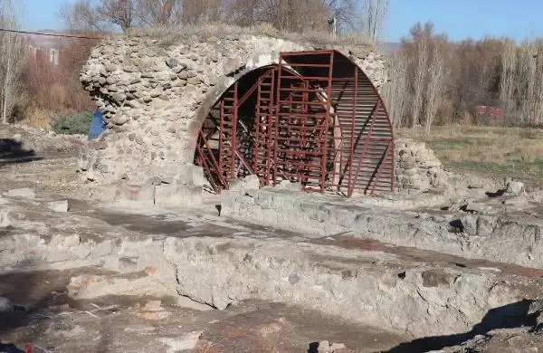 KEYKUBADİYE SARAYI'NIN BU YILKİ KAZILARINDA AVLU VE ÇOKGEN HAVUZ BULUNDU
