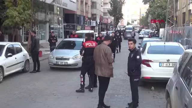KUAFÖR ÇALIŞANLARIYLA ÖĞRENCİLER ARASINDA TAŞLI-SOPALI KAVGA: 1'İ POLİS, 3 YARALI