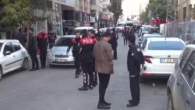 KUAFÖR ÇALIŞANLARIYLA ÖĞRENCİLER ARASINDA TAŞLI-SOPALI KAVGA: 1'İ POLİS, 3 YARALI