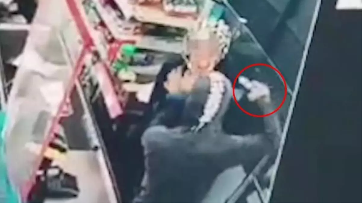 Kasiyerin kafasına silah dayadı! Marketteki soygun anları kamerada