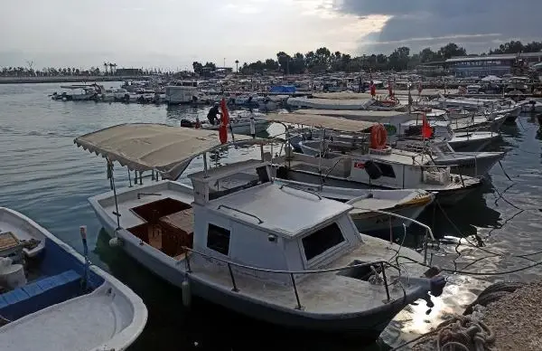 Mersin'de balıkçı tekneleri yakınında ceset bulundu