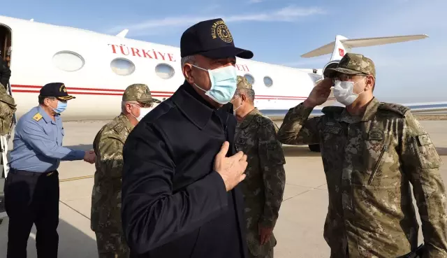 Milli Savunma Bakanı Akar, beraberinde Türk Silahlı Kuvvetleri komuta kademesi ile Suriye sınır hattındaki birliklerde inceleme ve denetlemelerde...
