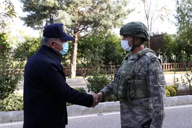 Milli Savunma Bakanı Akar, beraberinde Türk Silahlı Kuvvetleri komuta kademesi ile Suriye sınır hattındaki birliklerde inceleme ve denetlemelerde...