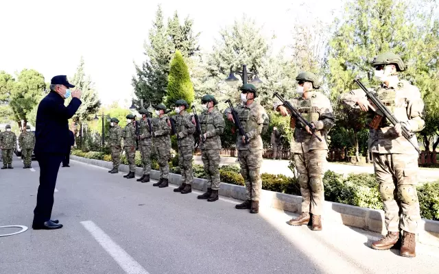 Milli Savunma Bakanı Akar, beraberinde Türk Silahlı Kuvvetleri komuta kademesi ile Suriye sınır hattındaki birliklerde inceleme ve denetlemelerde...
