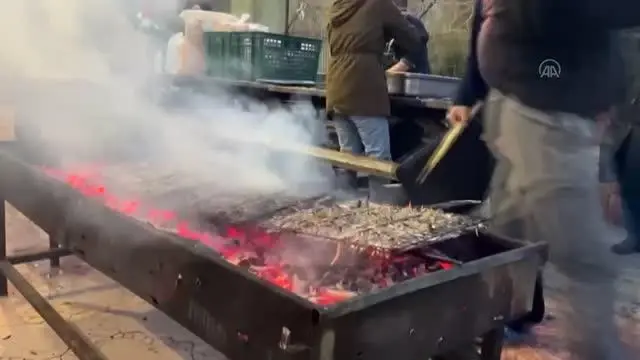 Protokol üyeleri hamsi şenliğinde üniversite öğrencileriyle halay çekti
