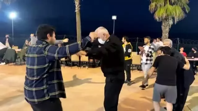 Protokol üyeleri hamsi şenliğinde üniversite öğrencileriyle halay çekti