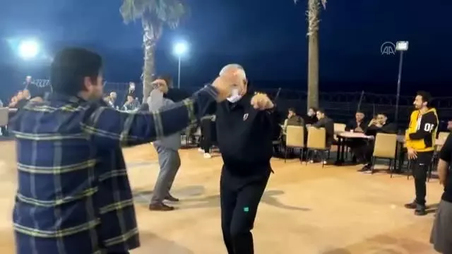 Protokol üyeleri hamsi şenliğinde üniversite öğrencileriyle halay çekti