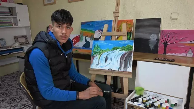 Resimle hayata tutunan engelli öğrenci ilk sergisini Muradiye Şelalesi'nde açtı