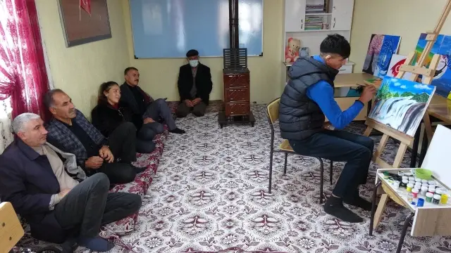 Resimle hayata tutunan engelli öğrenci ilk sergisini Muradiye Şelalesi'nde açtı