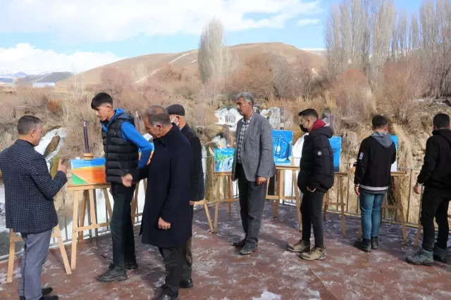 Resimle hayata tutunan engelli öğrenci ilk sergisini Muradiye Şelalesi'nde açtı