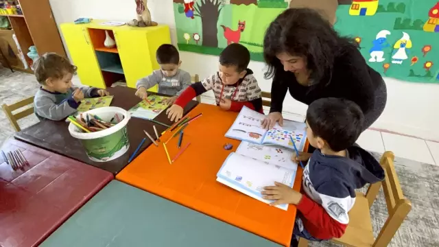 Serebral Palsi hastası öğretmen minik yürekler için engel tanımıyor