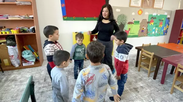 Serebral Palsi hastası öğretmen minik yürekler için engel tanımıyor