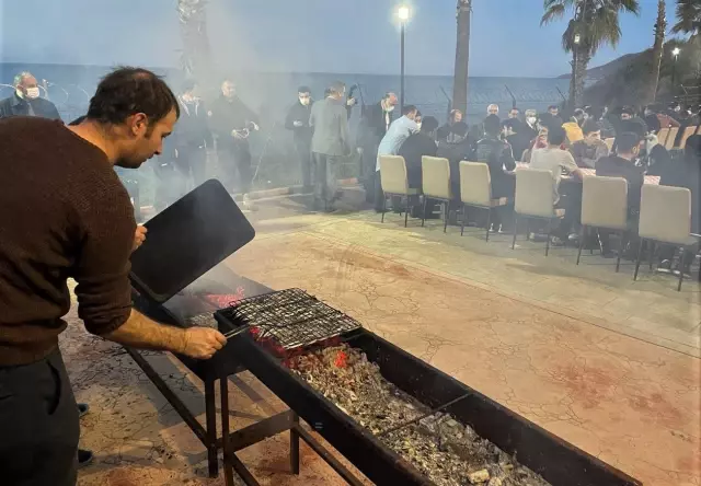 Protokol üyeleri hamsi şenliğinde üniversite öğrencileriyle halay çekti