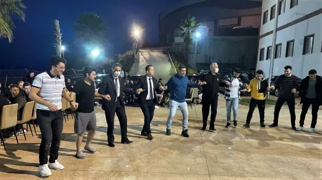 Protokol üyeleri hamsi şenliğinde üniversite öğrencileriyle halay çekti