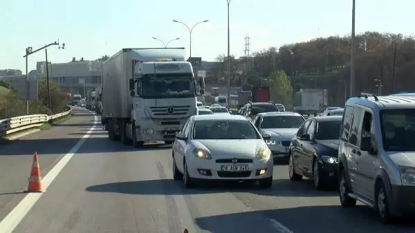 SULTANBEYLİ TEM OTOYOLU'NDA KAMYON, İETT OTOBÜSÜNE ARKADAN ÇARPTI 4 YARALI