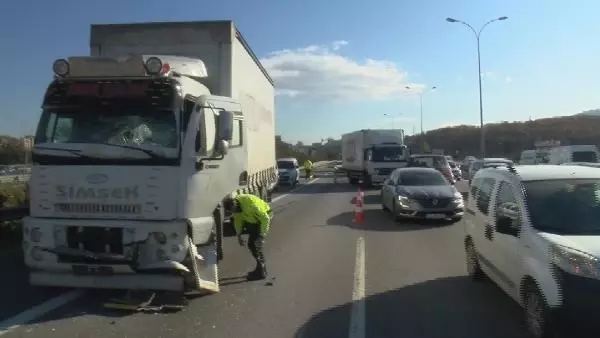 SULTANBEYLİ TEM OTOYOLU'NDA KAMYON, İETT OTOBÜSÜNE ARKADAN ÇARPTI 4 YARALI