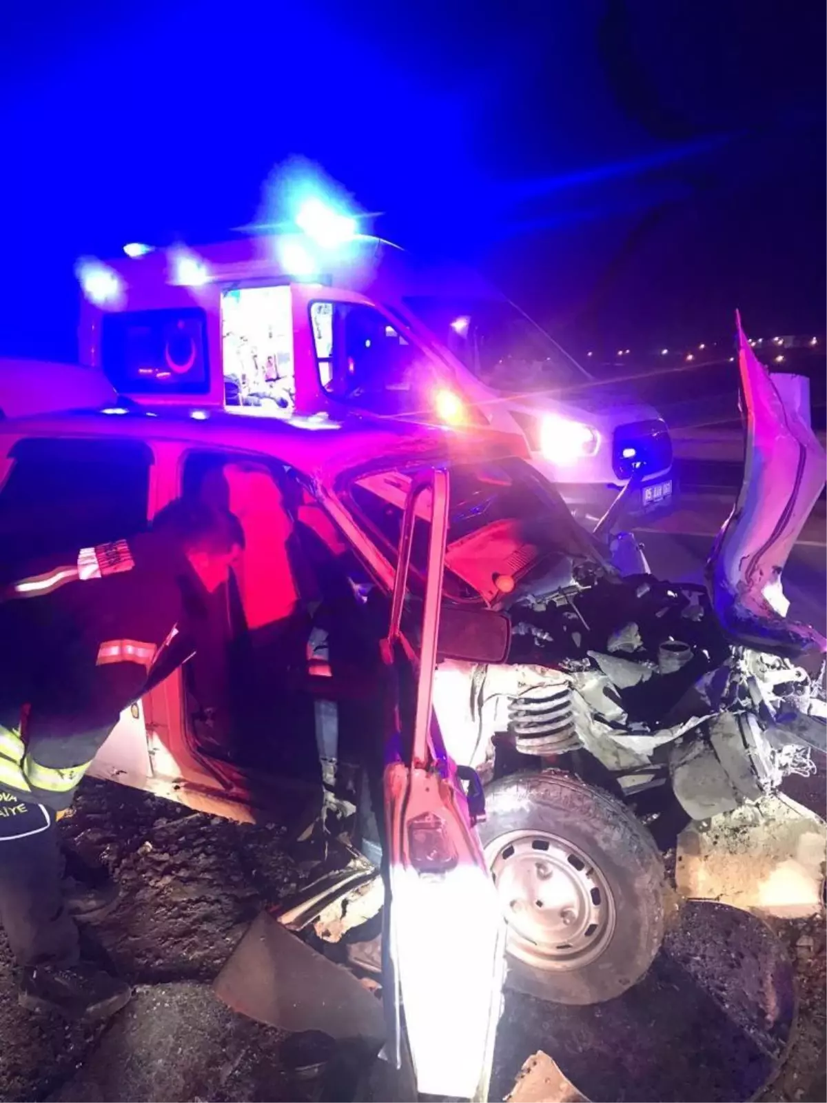 Suluova'da kamyonla çarpışan otomobildeki iki kişi yaralandı
