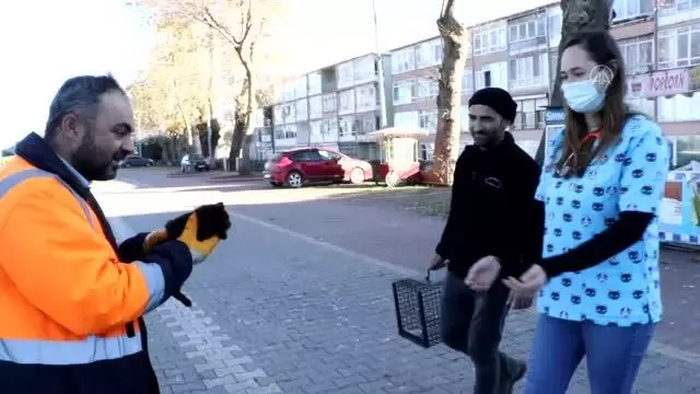 Temizlik görevlisi fırtınada mahsur kalan yavru kediye sahip çıktı