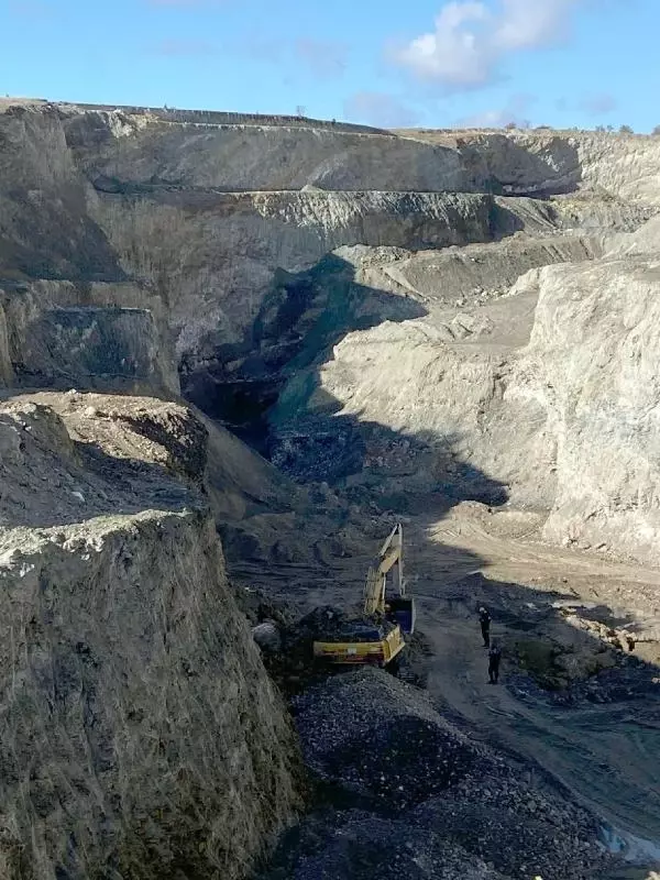 Toprak altında kalan iş makinesinin genç operatörü hayatını kaybetti