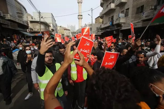 Son dakika... Ürdün'de hükümetin İsrail'le enerji karşılığı su mutabakatı imzalaması protesto edildi