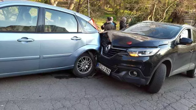 Yokuş aşağı inen otomobil 2 araca çarptı: 1 yaralı