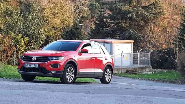 Yokuş aşağı inen otomobil 2 araca çarptı: 1 yaralı