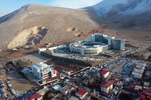 AK Parti Grup Başkanvekili Mahir Ünal, hastane açılışına katılımın az olmasına sitem etti
