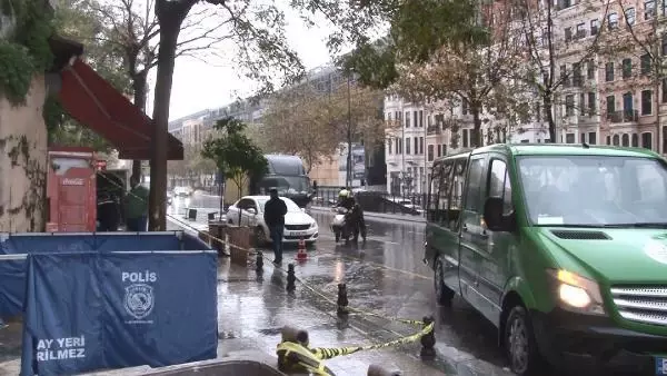 Beyoğlu'nda cadde ortasında cansız beden bulundu