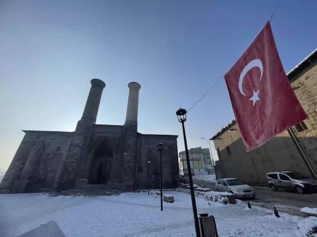 Bayburt ve Erzincan buz kesti