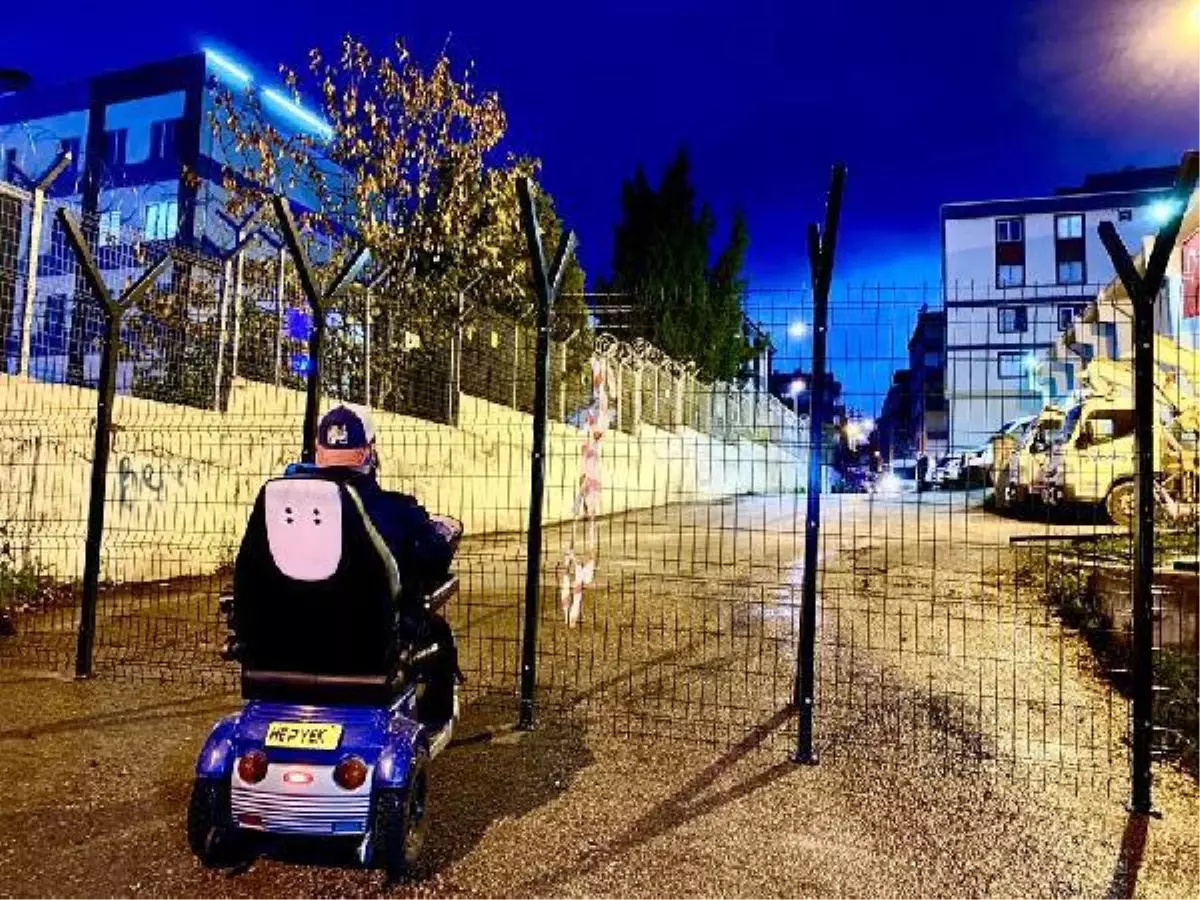 Mahalleli ayaklandı! Elektrik şirketi, 50 yıllık sokağı tel örgüyle kapattı