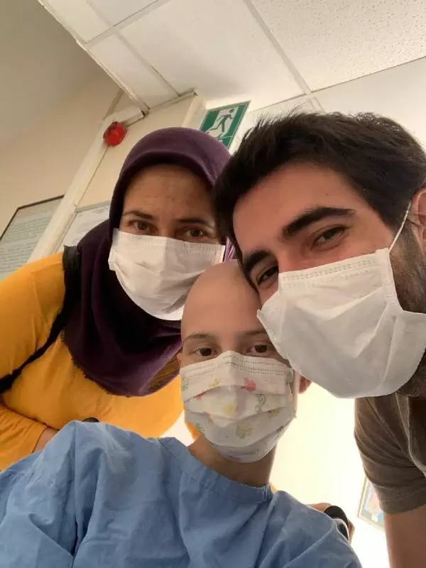 İKİ KEZ KANSERİ YENEN ŞÜKRAN ÇOCUKLARA UMUT DAĞITIYOR