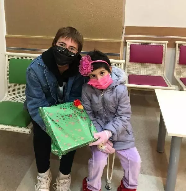 İKİ KEZ KANSERİ YENEN ŞÜKRAN ÇOCUKLARA UMUT DAĞITIYOR