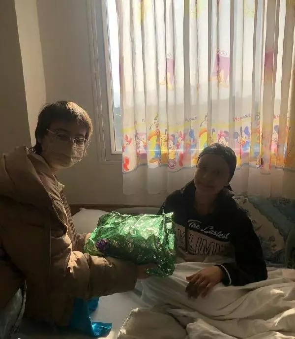İKİ KEZ KANSERİ YENEN ŞÜKRAN ÇOCUKLARA UMUT DAĞITIYOR