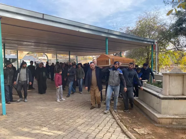 Son dakika: KAHRAMANMARAŞ - Yangında ölen Suriyeli 3 kardeşin cenazeleri aynı mezara defnedildi