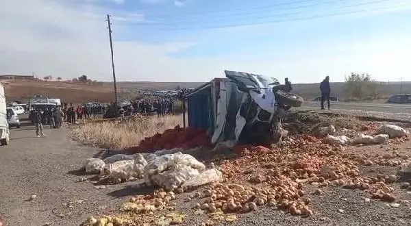 Şanlıurfa'da kamyonet ile hafif ticari araç çarpıştı, 4 kişi öldü, 3 kişi yaralandı