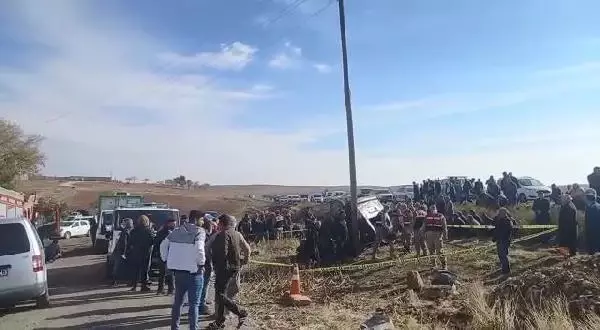 Şanlıurfa'da kamyonet ile hafif ticari araç çarpıştı, 4 kişi öldü, 3 kişi yaralandı