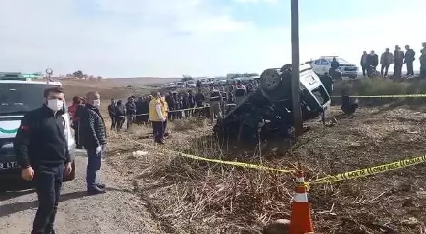 Şanlıurfa'da kamyonet ile hafif ticari araç çarpıştı, 4 kişi öldü, 3 kişi yaralandı