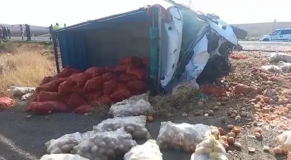Şanlıurfa'da kamyonet ile hafif ticari araç çarpıştı, 4 kişi öldü, 3 kişi yaralandı