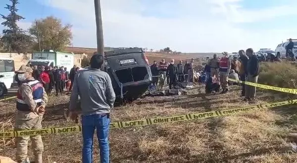Şanlıurfa'da kamyonet ile hafif ticari araç çarpıştı, 4 kişi öldü, 3 kişi yaralandı