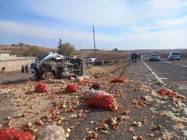 Şanlıurfa'da kamyonet ile hafif ticari araç çarpıştı, 4 kişi öldü, 3 kişi yaralandı