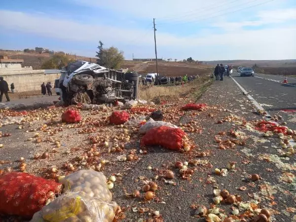 Şanlıurfa'da kamyonet ile hafif ticari araç çarpıştı, 4 kişi öldü, 3 kişi yaralandı