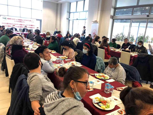 Kars protokolü engelli vatandaşlarla kahvaltıda buluştu