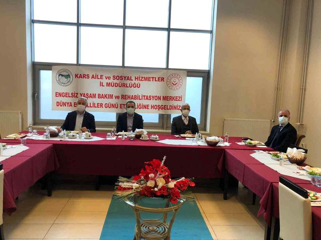 Kars protokolü engelli vatandaşlarla kahvaltıda buluştu