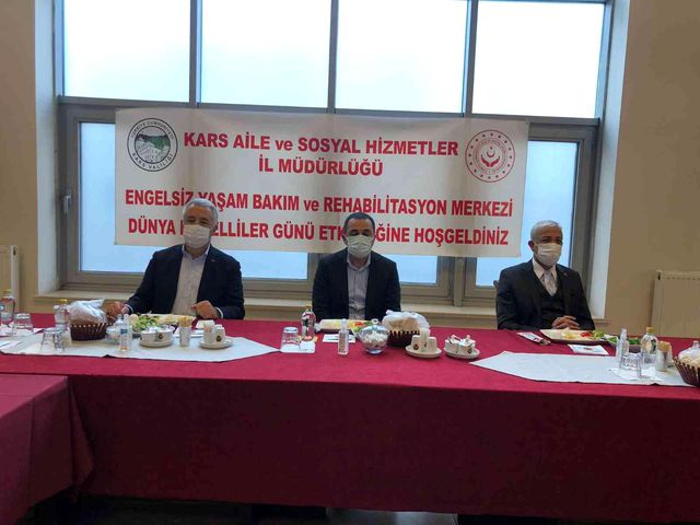 Kars protokolü engelli vatandaşlarla kahvaltıda buluştu